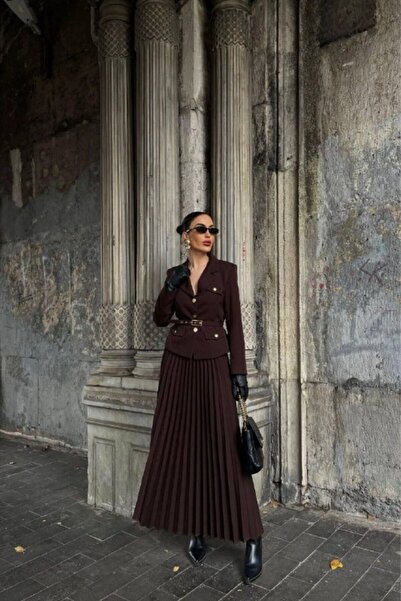 Diemmood Kadın Altın Düğme Detaylı Kemerli Vatkalı Tesettür Piliseli Etek ve Ceket Takım