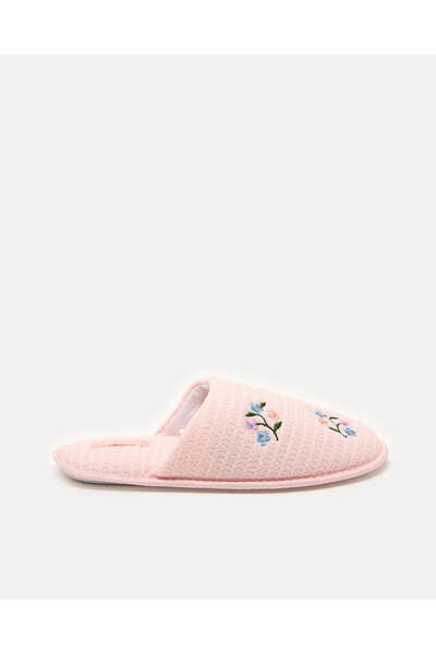 REDTAG شبشب نسائي وردي اللون مطرز بأصابع مغلقة