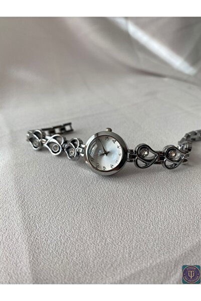 uyguntakıaksesuar ساعة نسائية من الفولاذ بسلسلة على شكل قلب وتفاصيل حجرية فضي...