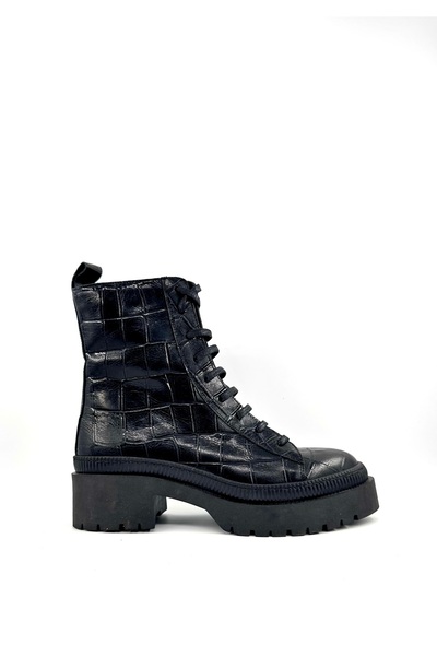 Desire حذاء نسائي من الجلد الأسود بنمط جلد التمساح ونعل سميك