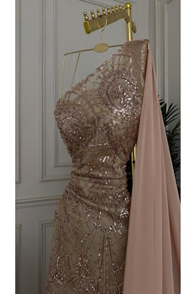 FAKHM AL SAWAR A luxurious and elegant dress with a shawl