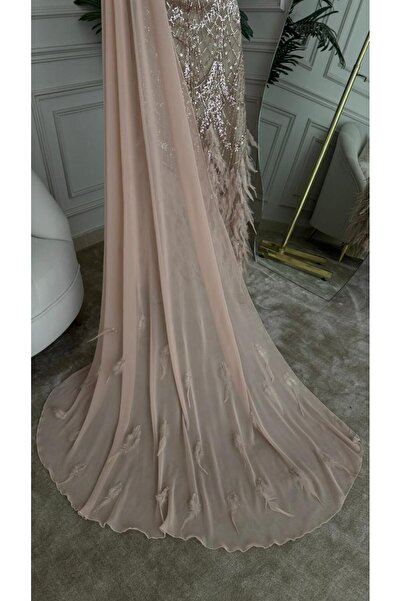 FAKHM AL SAWAR A luxurious and elegant dress with a shawl