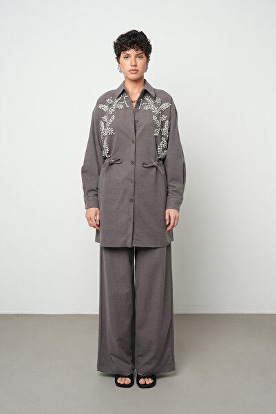 Orfeo Negro Γυναικείο μονόχρωμο μακρύ μπουφάν με κεντημένο πέτρινο σχέδιο, κατάλληλο για το μακρύ μαντίλι