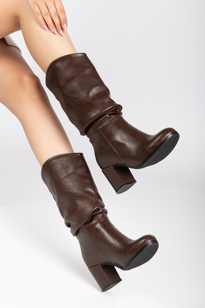 FEMME Kadın Kalın Topuk Yuvarlak Burun Büzgülü Diz Altı Çizme Tina Kahve Cilt