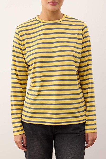 Trendyol Collection Ανοιχτό κίτρινο-ανθρακί ριγέ μπλουζάκι με κανονική εφαρμογή Basic πλεκτό μπλουζάκι με λαιμόκοψη TWOAW23TS00002