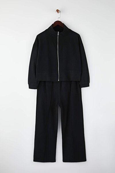 Trendyol Curve Μαύρο Crop Boy με φερμουάρ μπροστά με λεπτομέρεια με ραβδώσεις Σετ αθλητικής φόρμας μεγάλου μεγέθους TBBAW26TS00013