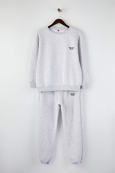 Trendyol Curve Σετ αθλητικής φόρμας μεγάλου μεγέθους από μαλακό υφασμάτινο υφάσματα με λεπτομέρεια κεντήματος με σύνθημα Snow Melange TBBAW26TS00014