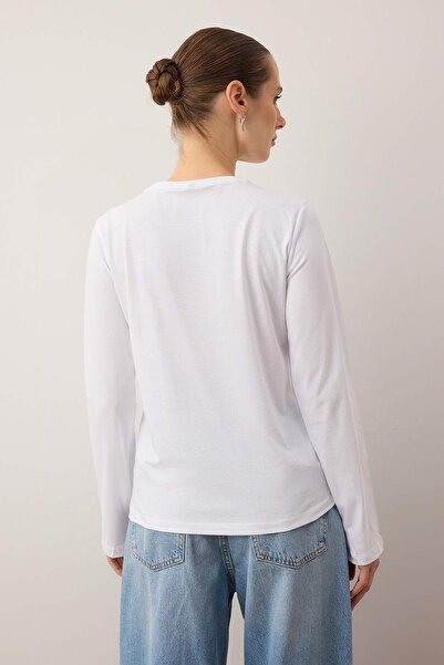 Trendyol Collection Λευκό 100% βαμβακερό μακρυμάνικο μπλουζάκι με κανονική/κανονική εφαρμογή Βασικό πλεκτό μπλουζάκι TWOAW21TS0098