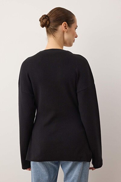 Trendyol Collection Schwarze Strickjacke mit V-Ausschnitt in Mercerized-Optik aus Premium-Garn/Spezialgarn TWOAW26HI00079