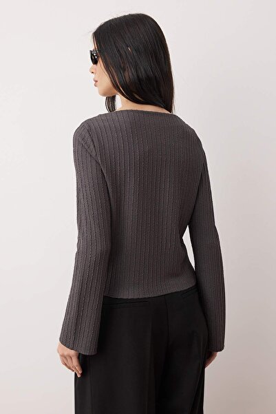 Trendyol Collection Anthrazitfarbene, asymmetrische, figurbetonte, dehnbare Strickbluse mit Knopfdetail TWOAW26BZ00040