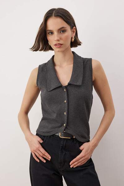 Trendyol Collection Відкритий антрацитовий приталений / облягаючий на грудях гнучкий трикотажний жилет з ґудзиками TWOAW26YE00055