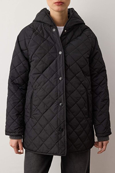 Trendyol Collection Schwarzer wasserabweisender Steppmantel mit Kapuze TWOAW23MO00131