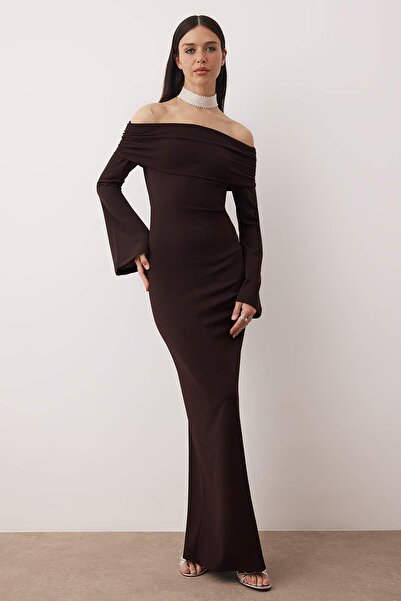 Trendyol Collection Καφέ ίσιο πλεκτό φόρεμα μάξι κρεπ σκούμπα που αγκαλιάζει το σώμα & φόρεμα αποφοίτησης