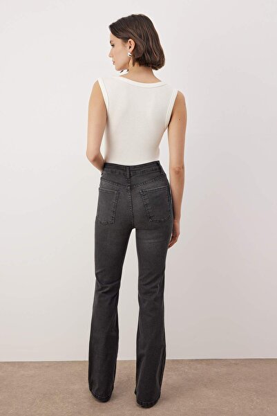 Trendyol Collection Anthrazitfarbene, hoch taillierte Jeans mit ausgestelltem Bein TWOAW26JE00255