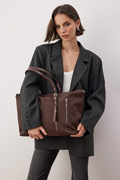 TRENDYOL SHOES حقيبة كتف نسائية كبيرة الحجم بحزام مزدوج باللون البني TAKAW26O...