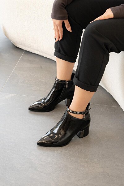 KRISTE BELL حذاء نسائي من السلسلة الخاصة بتفاصيل كبسولة عند الكاحل 223 KB0 0050 جلد لامع أسود