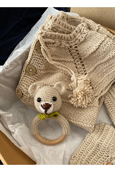 tiny wood El Örgüsü Bej Bebek Yelek Takımı 3-12 Ay | Patik ve Amigurumi Çıngıraklı Hediye Seti