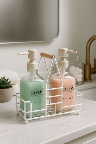 NEWNOW Eleganza Metal Taşıyıcılı Cam Sabunluk ve Losyonluk Seti 500 ml Etiket...