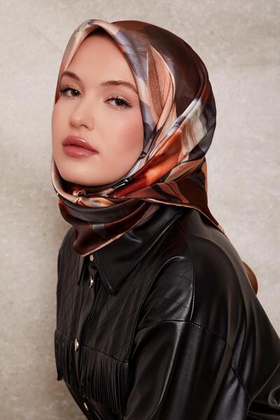 Levidor وشاح حريري منقوش بنقشة زهور بنية اللون