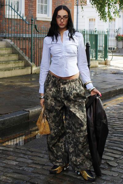 Bershka Baskılı paraşüt kargo pantolon