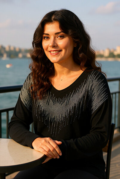 Ebsumu Kadın Büyük Beden Yaka Gri Taş Işlemeli Siyah Bluz