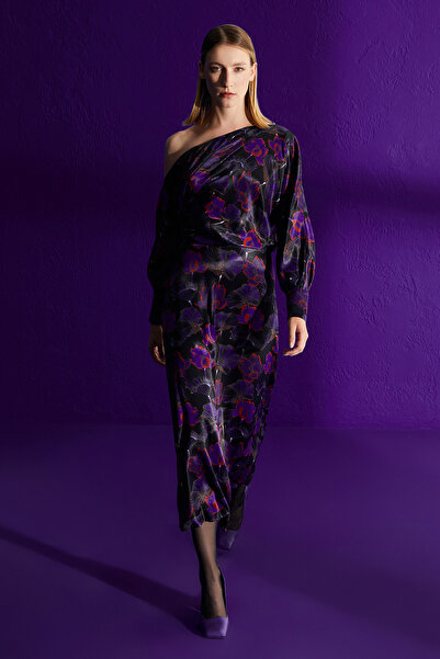 Jus De Pommes SİYAH MOR ÇİÇEK DESENLİ DÜŞÜK OMUZLU MİDİ ELBİSE