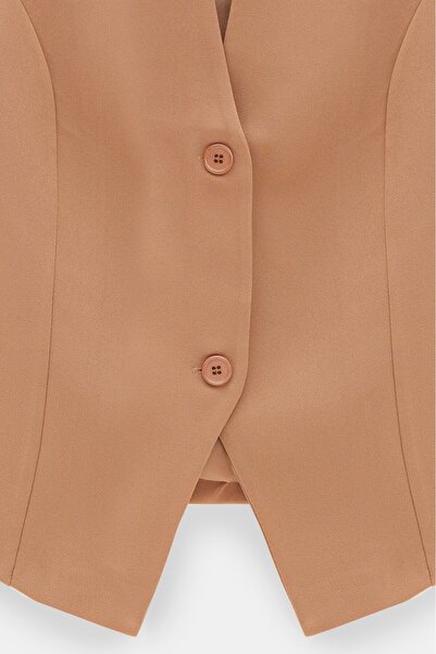Saade Camel Leak Collar Cup Vest