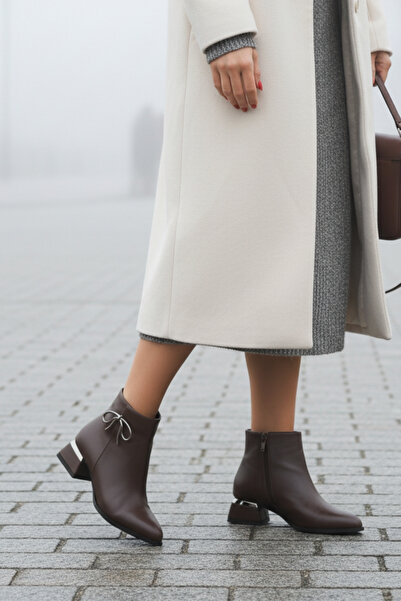 Limeo Kısa Topuklu Fermuarlı Metal Düğüm Detaylı Kadın Acı Kahve Bot Bootie