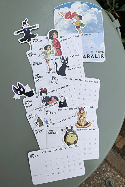 Anime Marketi 2026 Studio Ghibli Temalı Ahşap Ayaklı Mini Masa Takvimi | 12x11 cm Özel Tasarım Takvim