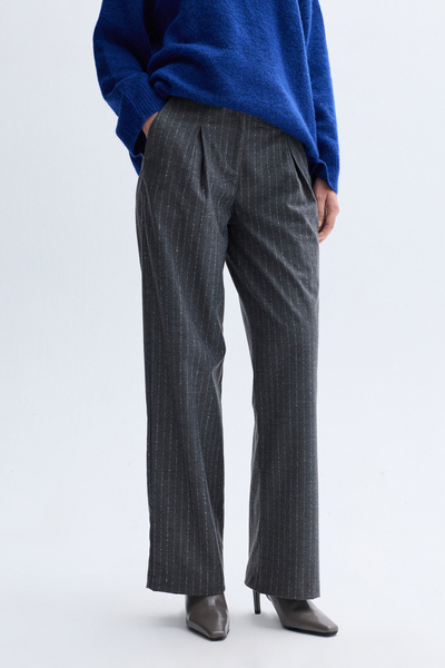 Mudo Stripe Pleated Carrot Pants