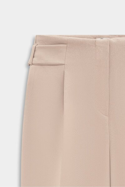 Saade Pleated carrot cut belt detailed trousers