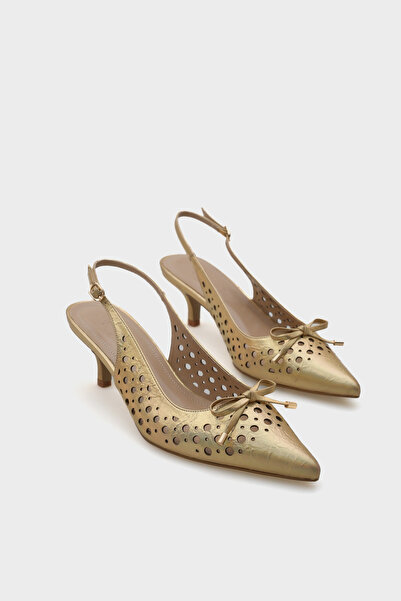 Capone Outfitters Petunia Середньокаблучні туфлі з заокругленим носком, відкритою п'ятою та металевими заклепками