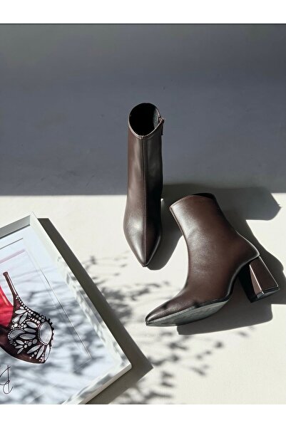 leopar by çetinay clv902 | Kadın Kahve Deri Sivri Burun Premium Deri Topuklu Bot – Zarif & Fermuarlı Tasarım