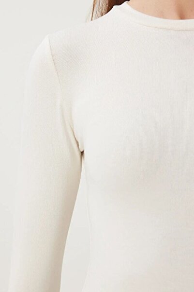 VAGGON Women's Ecru Finger Detail Crew Neck Basic Blouse Vs01469