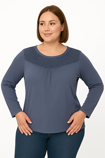 MEGHAN L.A Μπλούζα από μαλακό ελαστικό ύφασμα με λεπτομέρεια από δαντέλα μεγάλου μεγέθους