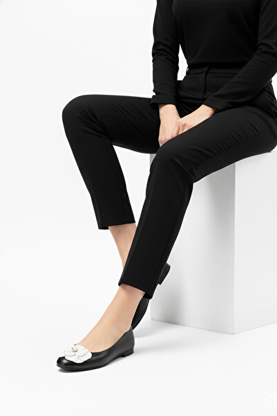 Deriderim Черни дамски балетни пантофки от естествена кожа с флорални детайли