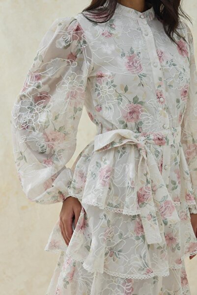 Elbee Fashion Woman Φόρεμα με ριγέ ροζ βολάν με στρώσεις