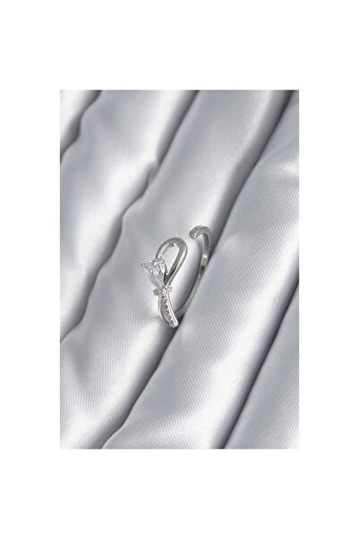 HAYAT STORE خاتم نسائي نحاسي فضي اللون بحجر الزركون وتفاصيل شريطية - ليسينيا