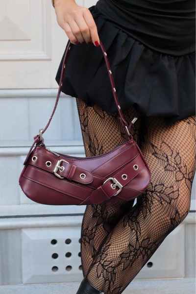 HERCAİ حقيبة يد نسائية من نوع باجيت مع حزام بحلقات وتفاصيل مشبك باللون الأحمر...