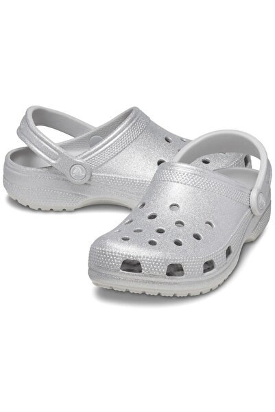 Crocs قبعة كلاسيكية لامعة باللون الفضي اللامع