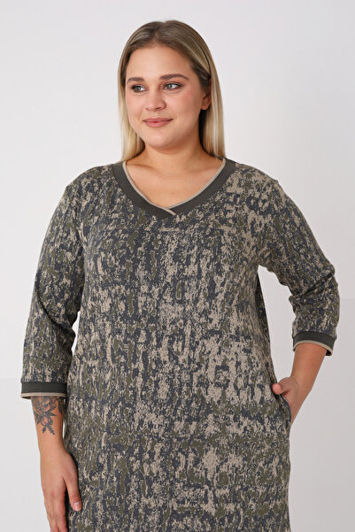 İntensive Γυναικείο φόρεμα μεγάλου μεγέθους με χακί σχέδιο με τριών τετάρτων μανίκια και τσέπες από ζακάρ με λαιμόκοψη σε σχήμα V