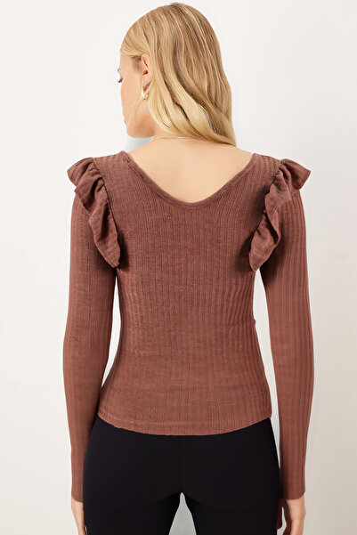 armonika Γυναικεία μπλούζα με λεπτομέρεια με βολάν με λαιμόκοψη σε ανοιχτό καφέ χρώμα ARM-26K001045