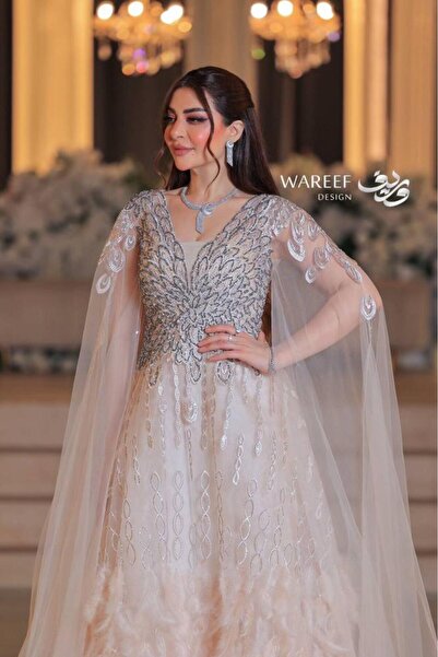WAREEF FASHION Beige evening dress with wide sleeves, embellished with feathers and sequins