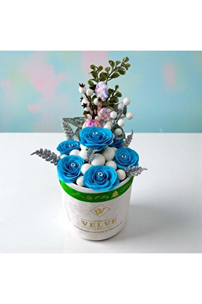 velve Aranjament Floral Winter Blue,trandafiri de sapun,globuri decorative,in cutie de catifea alba