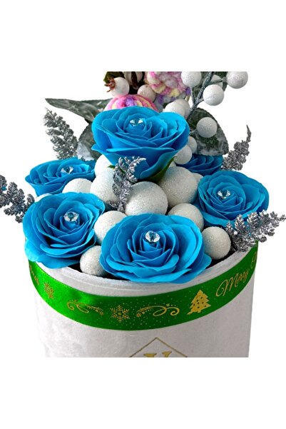 velve Aranjament Floral Winter Blue,trandafiri de sapun,globuri decorative,in cutie de catifea alba