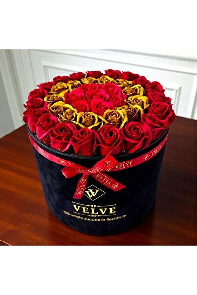 velve Μεγαλοπρεπής σύνθεση με μπορντό, χρυσά και κόκκινα σαπουνένια τριαντάφυ...