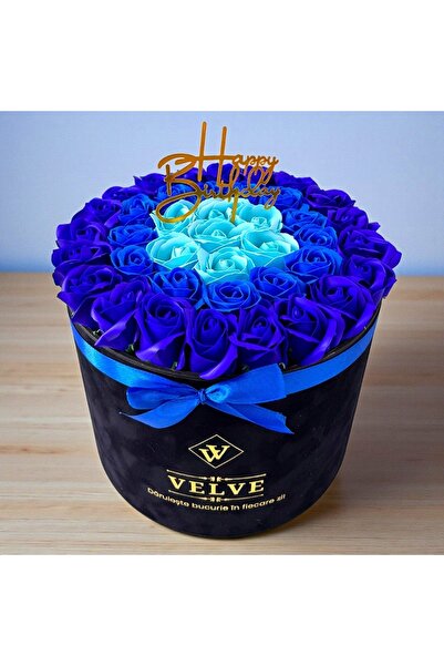 velve Aranjament Floral Majestic,cu trandafiri din sapun in 3 nuante de albastru,cu mesaj "Happy Birthday"