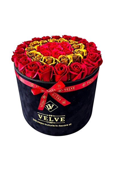 velve Aranjament Floral Majestic, cu trandafiri din sapun bordo, aurii si ros...