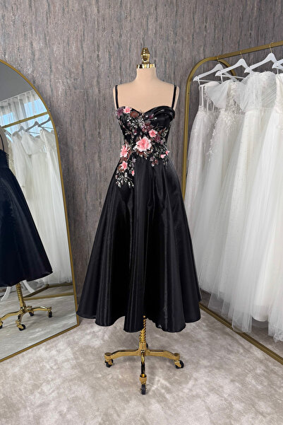 Lenta Moda Siyah Üç Boyutlu Dantel Kaplama Midi Boy Lizbon Saten Abiye ve Gec...