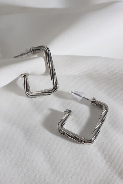 LA PERRY ACCESSORIES خاتم فضي مربع الشكل بتصميم عتيق